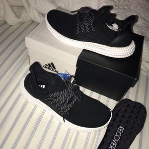 Women’s Addidad athletic 7.5